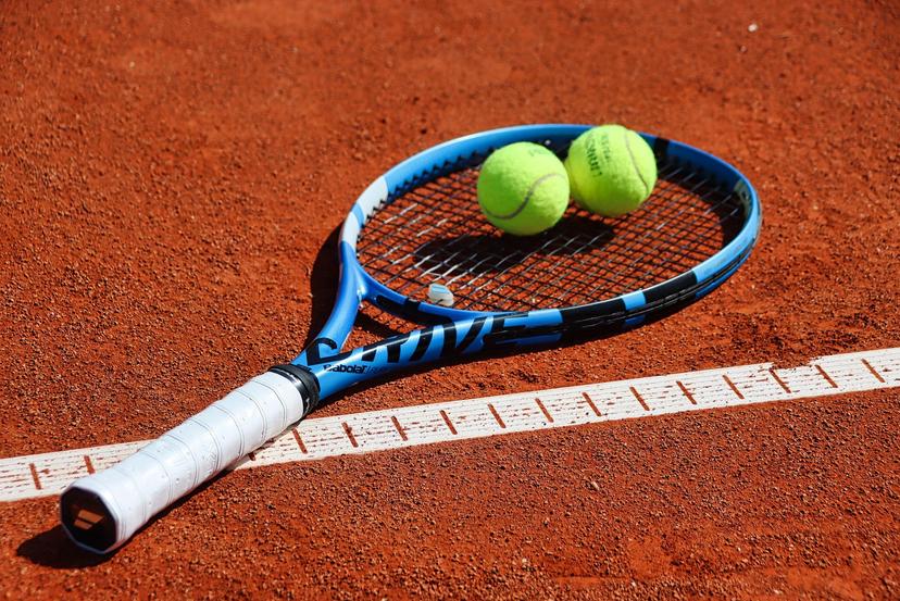 Raquette et balles de tennis