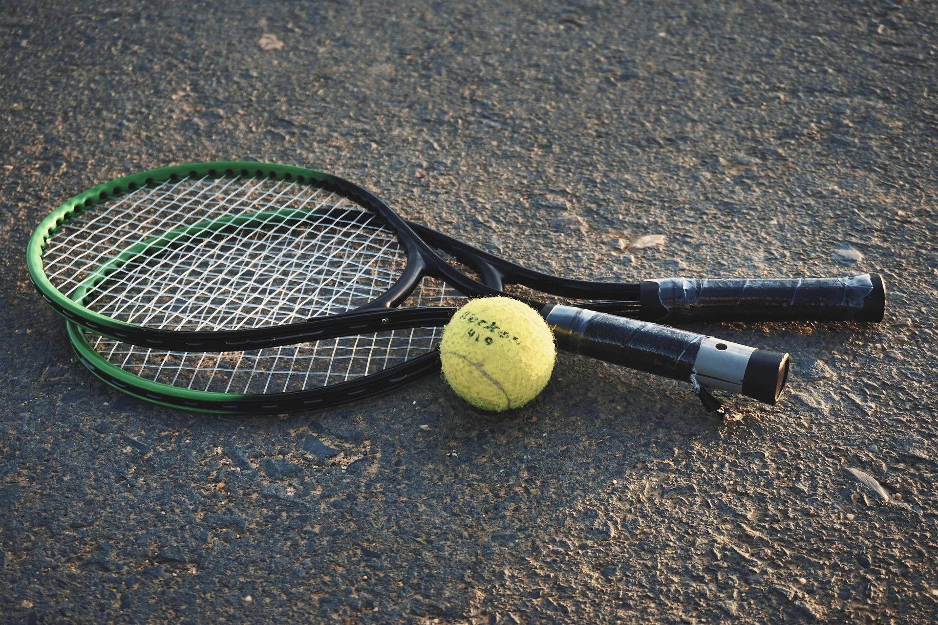 Raquette avec balles sur le court