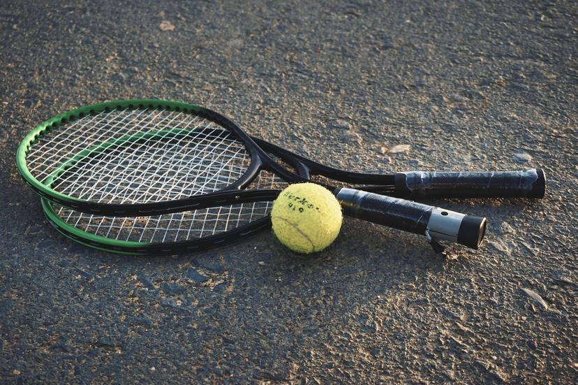 Raquette avec balles sur le court