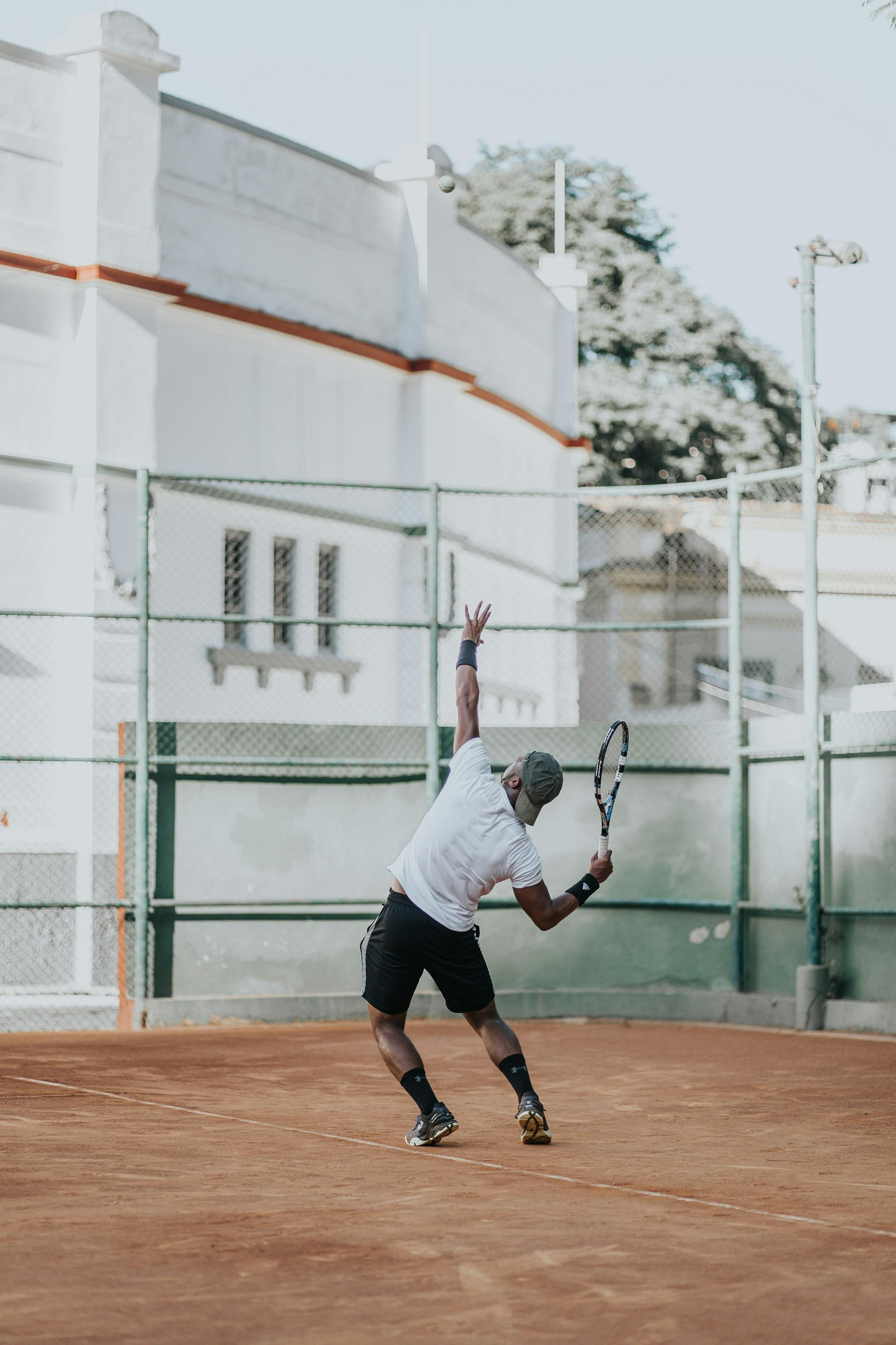 Joueur de tennis au service